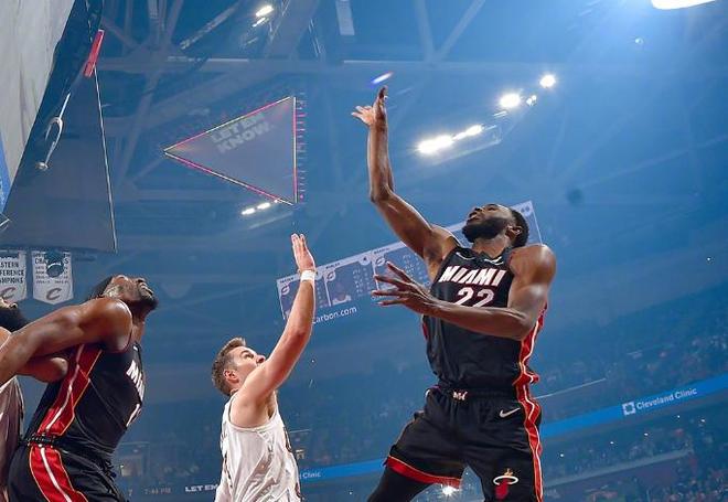 热火客场力克骑士终结五连败 哈登体能成胜负关