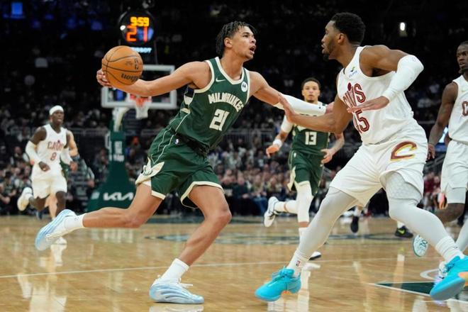 莫布里扛起进攻重任 骑士力克雄鹿稳居东部第四