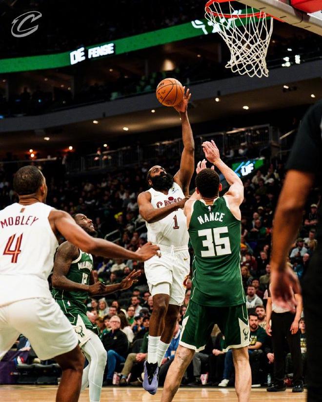 莫布里扛起进攻重任 骑士力克雄鹿稳居东部第四