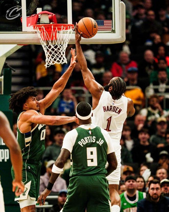 莫布里扛起进攻重任 骑士力克雄鹿稳居东部第四